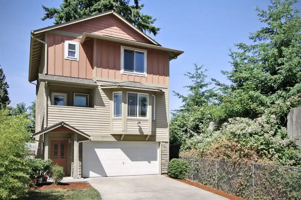 Unique Lynnwood Home Single Family Condo, large Kitchen, For Sale, Close to Alderwood