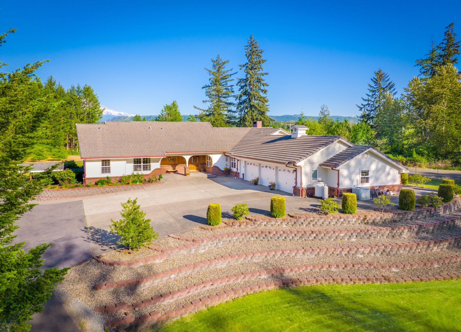 Lamb & Co. with HGTV's Lyndsay Lamb and Leslie Davis