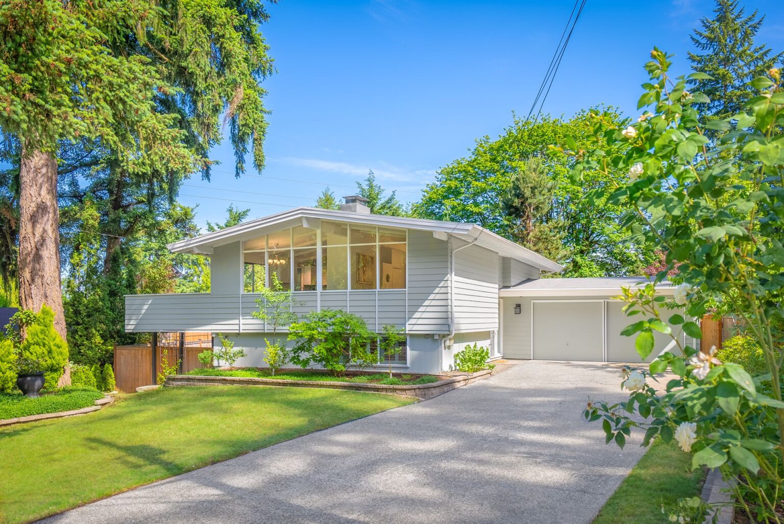 Lamb & Co. with HGTV's Lyndsay Lamb and Leslie Davis