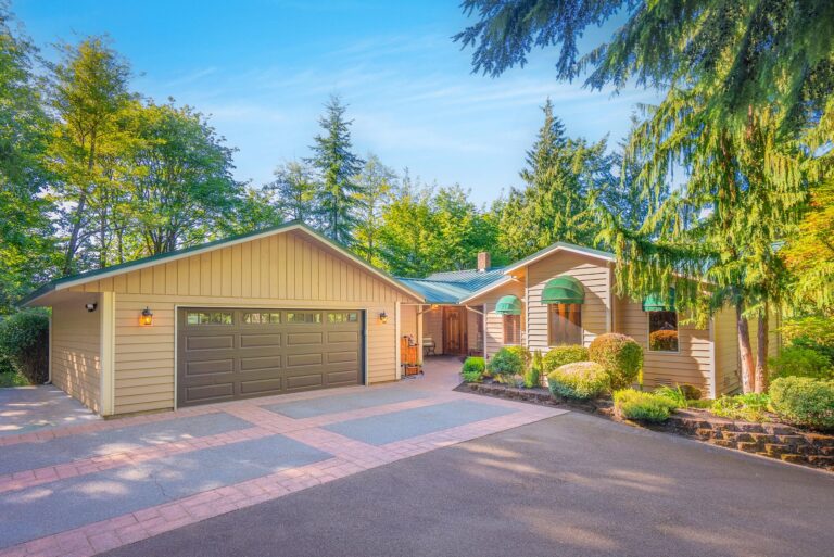 Lamb & Co. with HGTV's Lyndsay Lamb and Leslie Davis